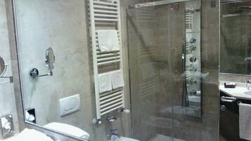 Combined shower/tub, free toiletries, hair dryer, towels