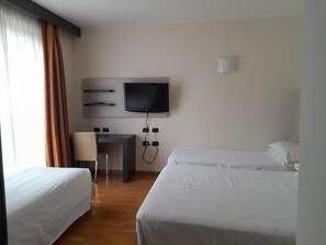 Minibar, in-room safe, desk, soundproofing - Raya Hotel Motel (Mediglia)