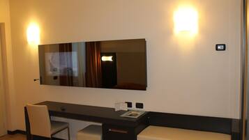 Minibar, caja fuerte, escritorio y sistema de insonorización