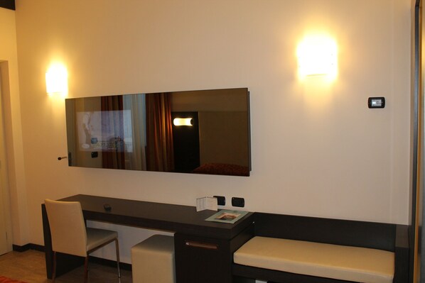 Minibar, in-room safe, desk, soundproofing - Raya Hotel Motel (Mediglia)