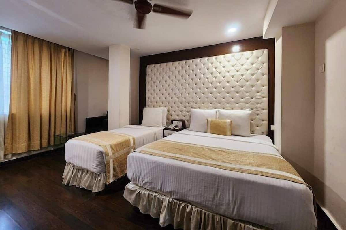 Executive Room, 1 King Bed, Smoking, Refrigerator