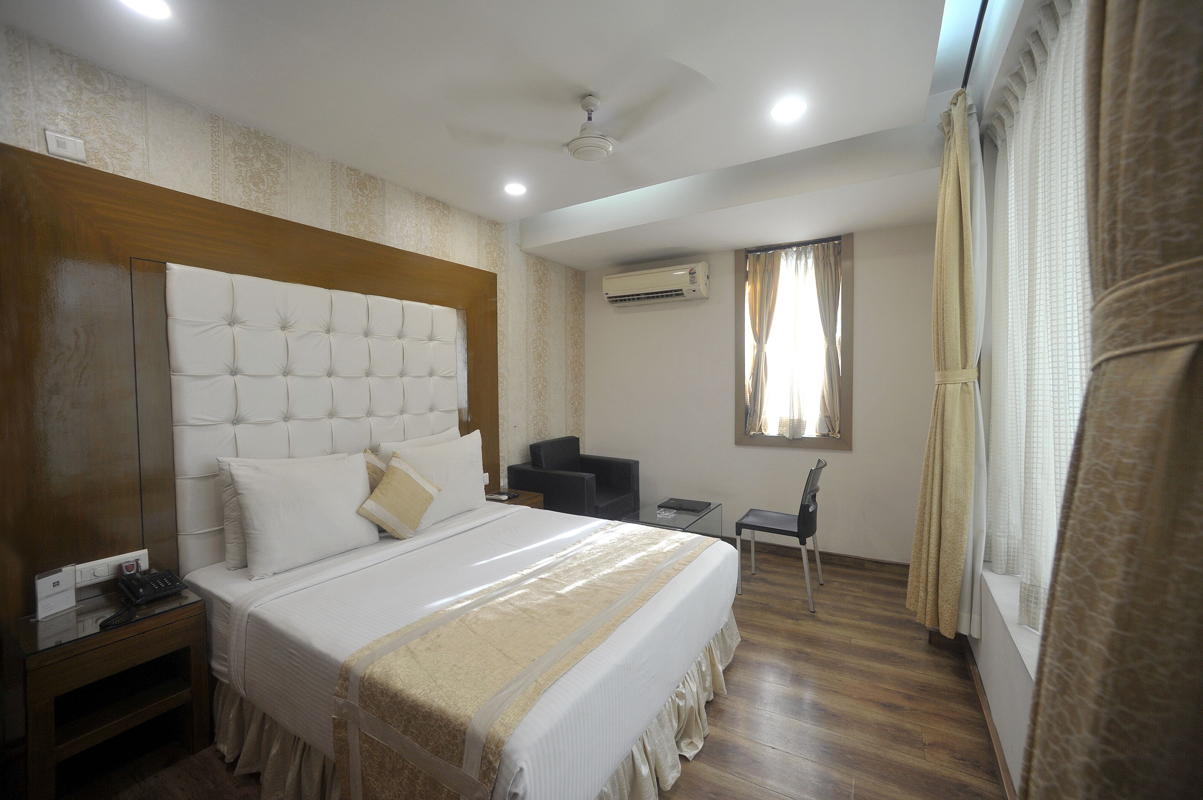 Caja de seguridad en la habitación y escritorio 