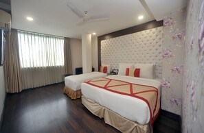 Kamar Deluks, lemari es | Brankas, meja kerja, ruang kerja ramah laptop, dan setrika/meja setrika