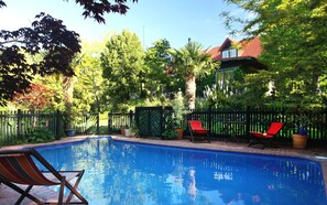 Una piscina al aire libre de temporada