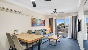 Apartamento estándar | Sala de estar | Una televisión