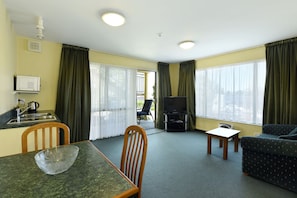 Suite Standard, 1 chambre | Salle de séjour | TV connectée de 42 pouces avec chaînes numériques