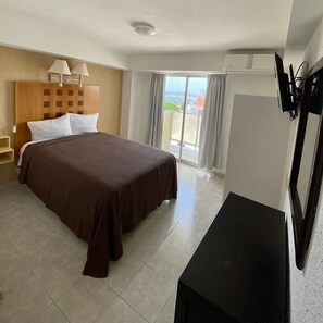 Habitación doble estándar, 1 cama matrimonial | Caja de seguridad en la habitación y wifi gratis 