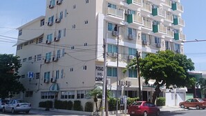 A multi-story hotel with balconies, air conditioning units, and a sign for 'POSAD REL CARME'. - Hotel Posada del Carmen (Veracruz)