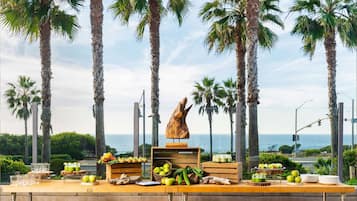 Serviço de café da manhã, almoço, jantar; vistas para a praia