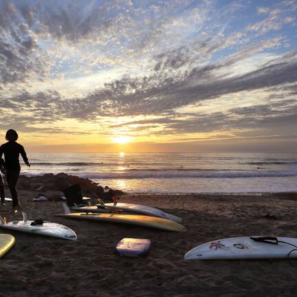 Beach nearby, free beach shuttle, sun loungers, beach umbrellas
