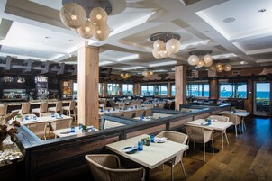 供应早餐、午餐和晚餐，海滩景观