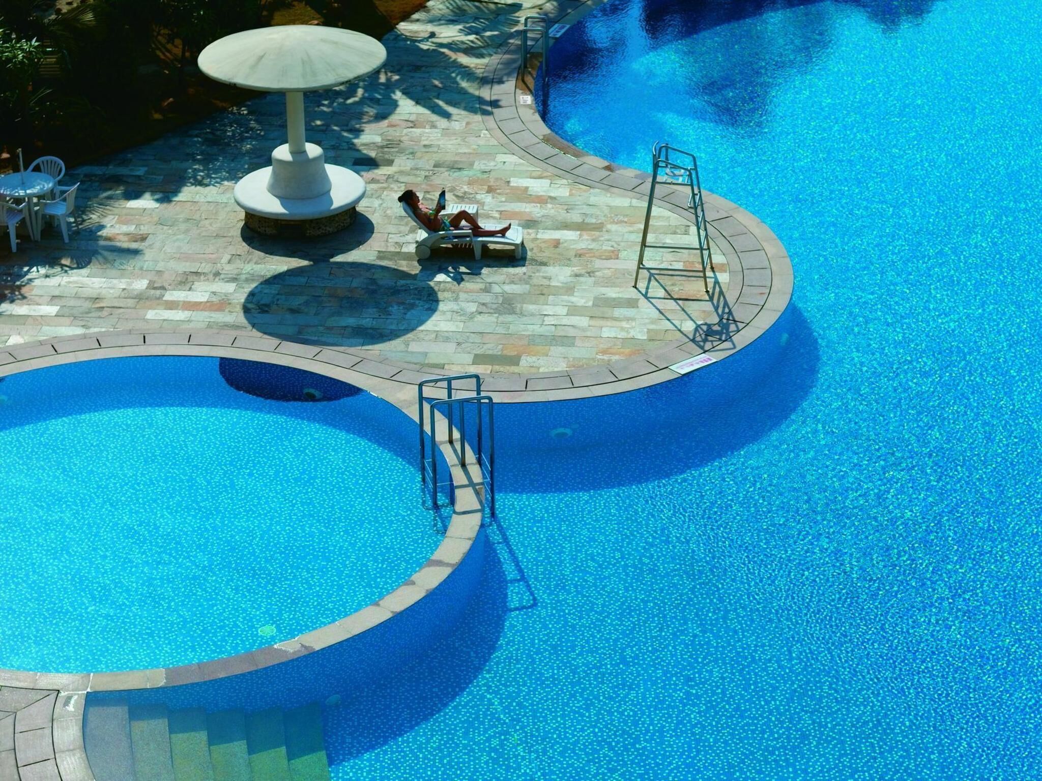 Piscine couverte, piscine extérieure