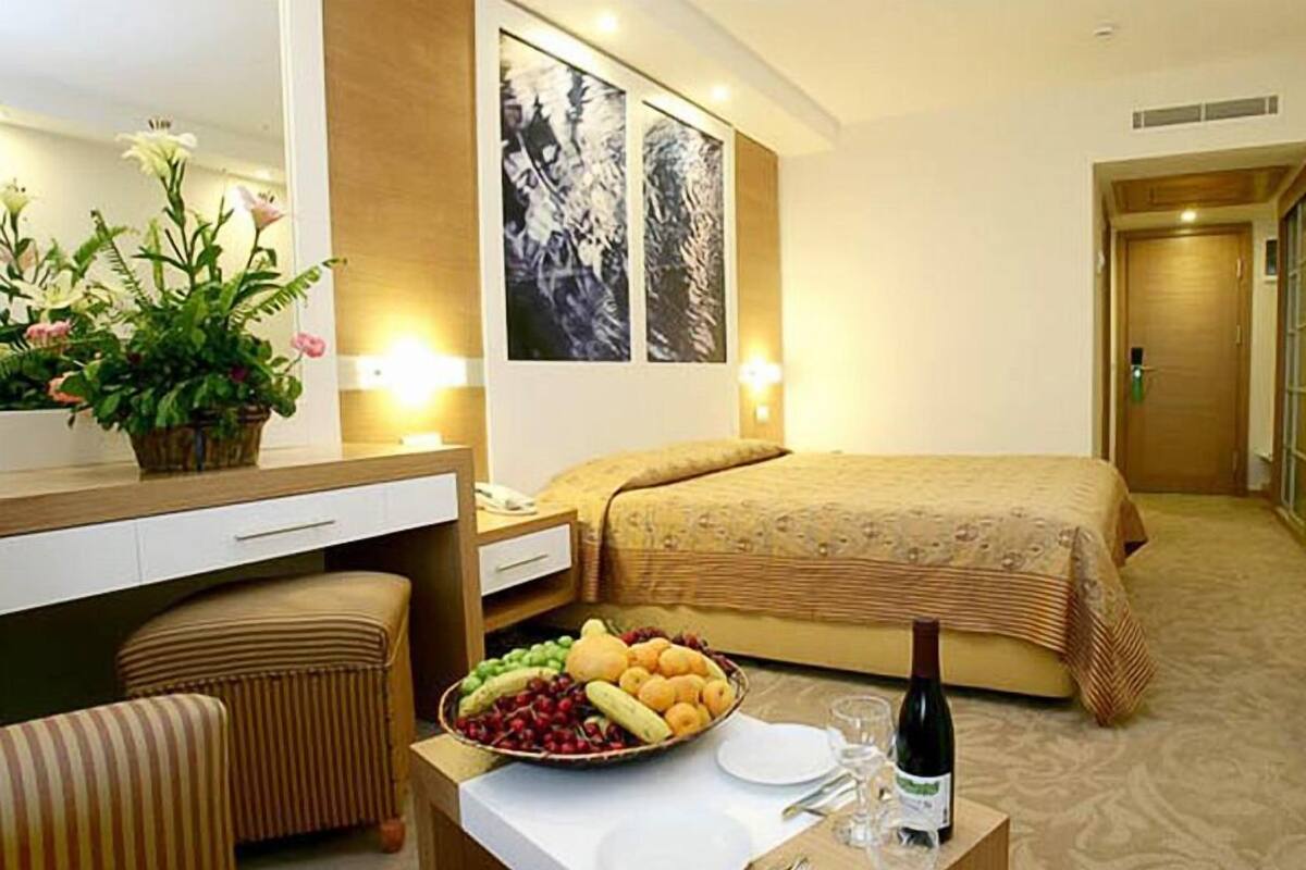 Grand Triple Room, Garden View | Living area | TV