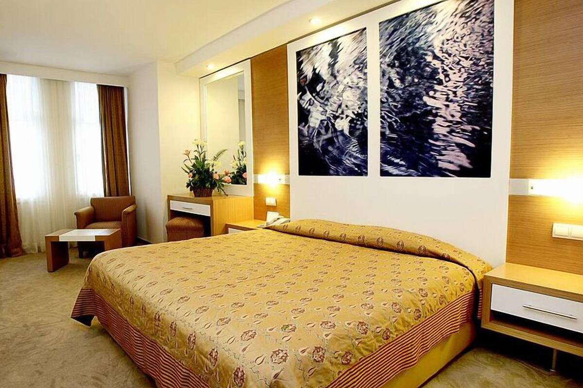 Standard Double Room, Sea View | Minibar, in-room safe, free cots/infant beds, Internet