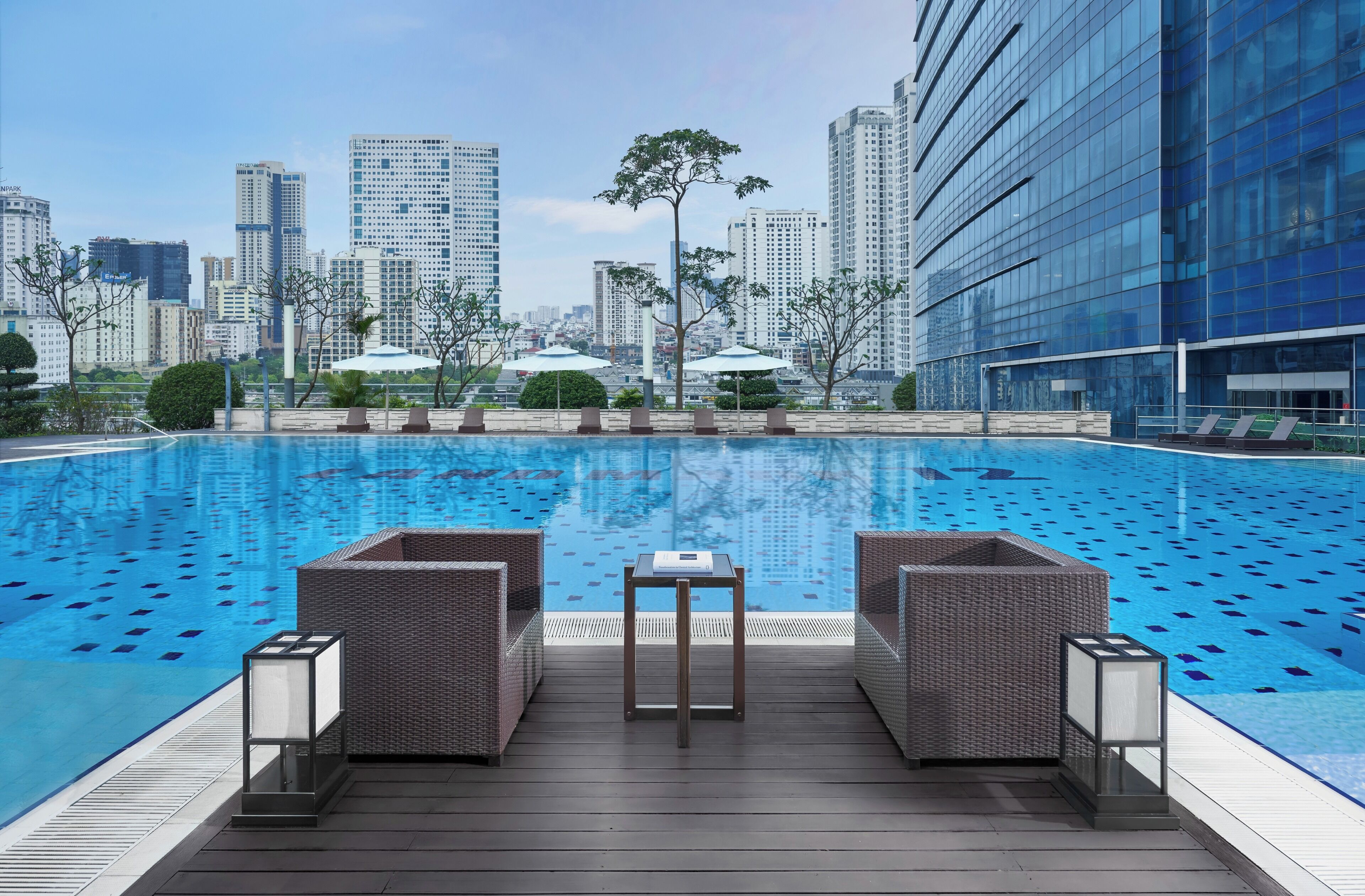 Una piscina al aire libre (de 06:00 a 21:30), sombrillas, tumbonas