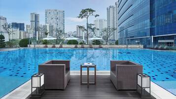 Una piscina al aire libre (de 06:00 a 21:30), sombrillas, tumbonas