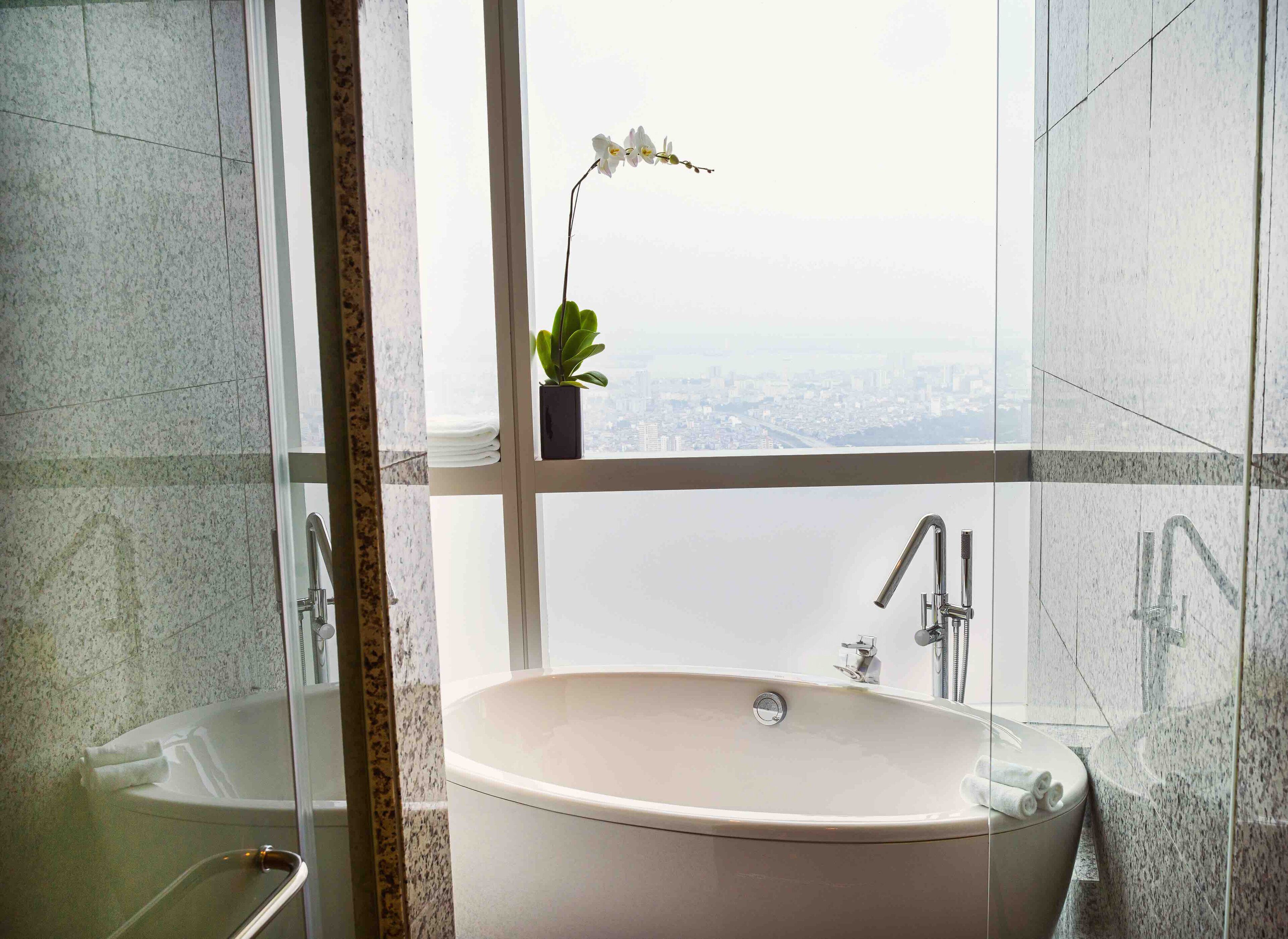 Suite (Ambassador) | Baño | Bañera y ducha independientes y bañera profunda