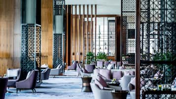 2 bars/lounges, lobby lounge, cocktail bar