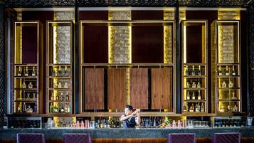 2 bars/lounges, lobby lounge, cocktail bar