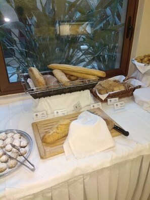 Daily buffet breakfast for a fee - Indigo Mare Hotel Apartments (Platanias)