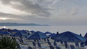 Plage, chaises longues, parasols, serviettes de plage