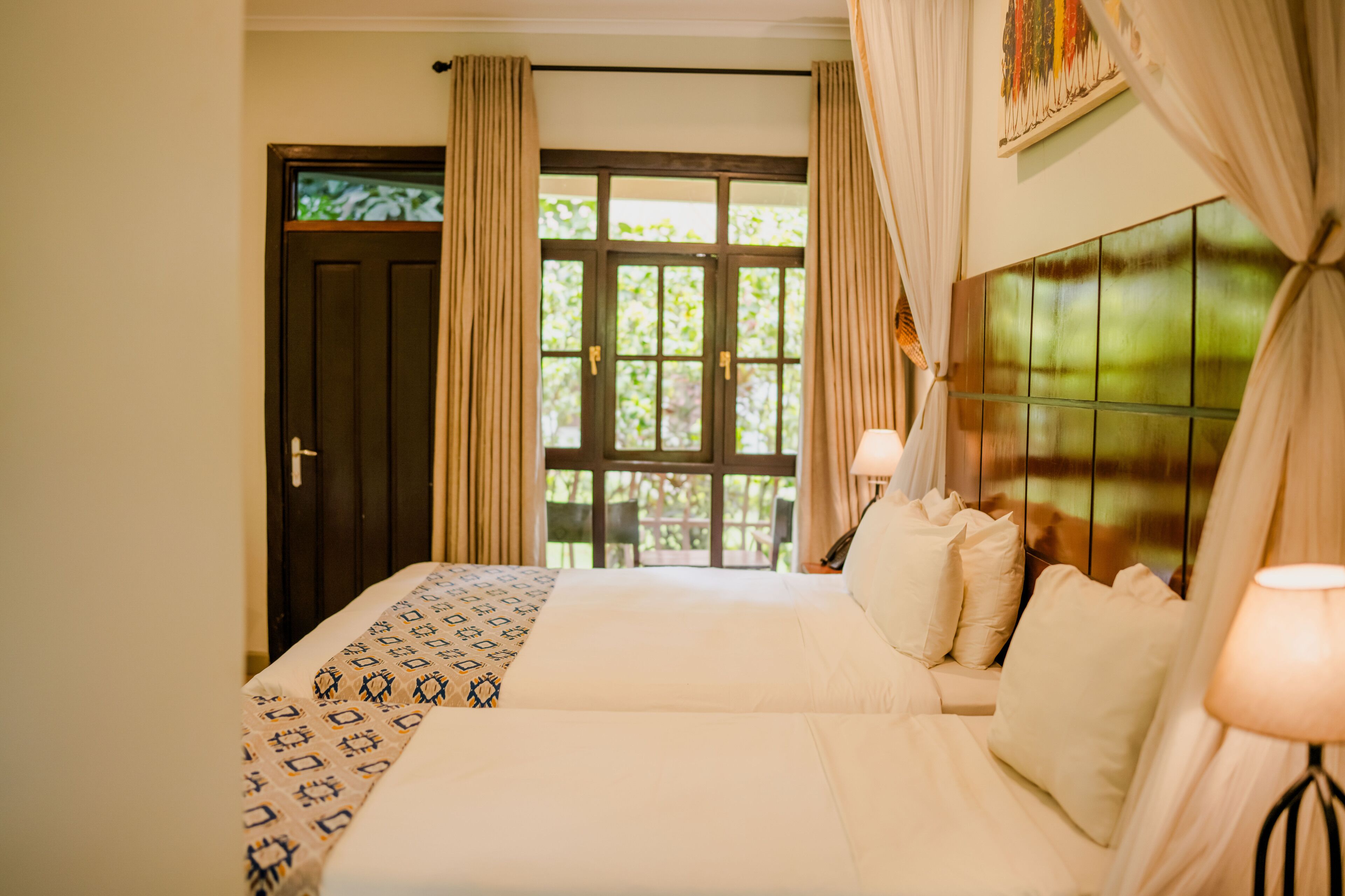 Kamar Deluks | Seprai premium, minibar, brankas, dan meja kerja
