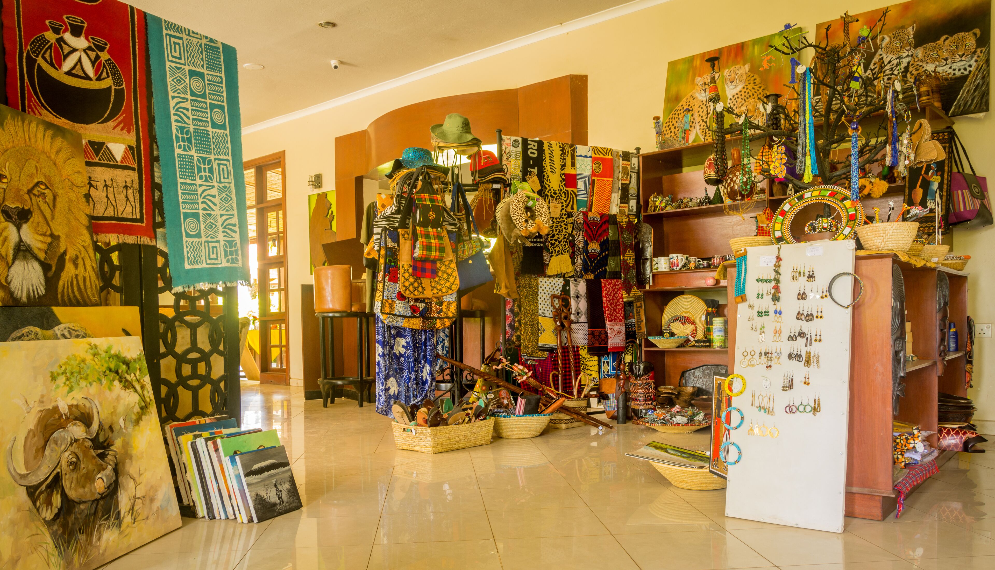 Un étal de marché animé où l’on trouve divers objets d’artisanat, textiles et bijoux faits à la main.