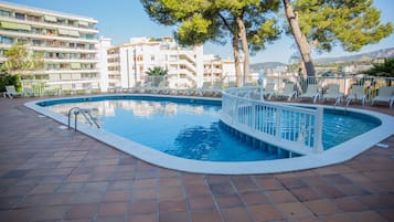 Outdoor pool, pool loungers