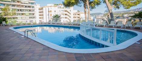 Piscine extérieure, chaises longues