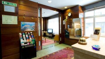 Coffres-forts dans les chambres, bureau, fer et planche à repasser