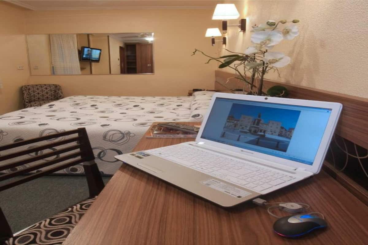Caixa forta a l'habitació, escriptori i planxa i posts de planxar 