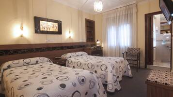 Standaard tweepersoonskamer | Een kluis op de kamer, een bureau, een strijkplank/strijkijzer