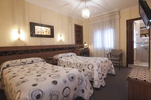 Kamar Double Standar | Brankas, meja kerja, dan setrika/meja setrika