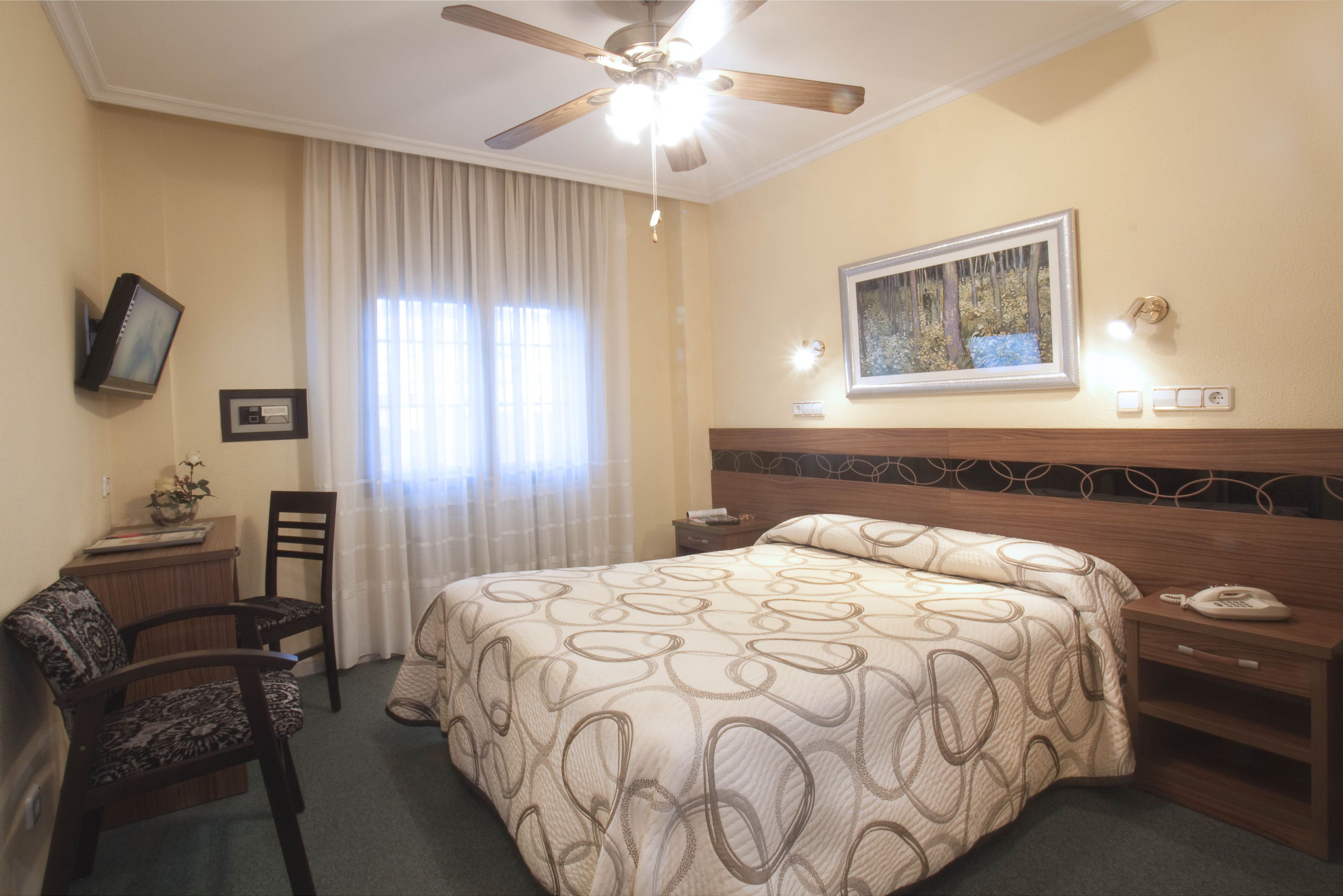 Standard-Doppelzimmer | Zimmersafe, Schreibtisch, Bügeleisen/Bügelbrett, Babybetten