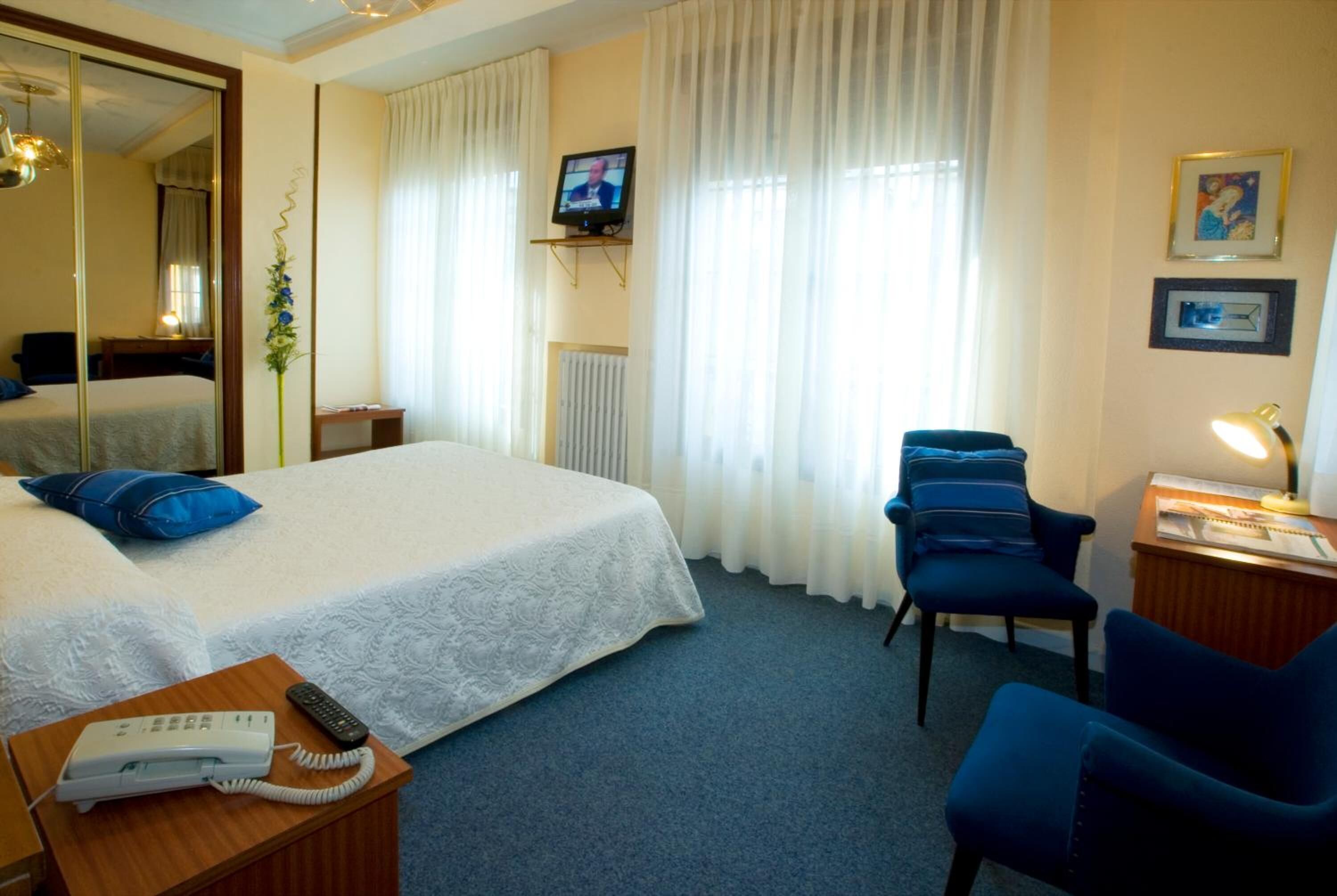 خزنة داخل الغرفة ومكتب ومكواة/لوح كي وأسرّة أطفال/رضّع