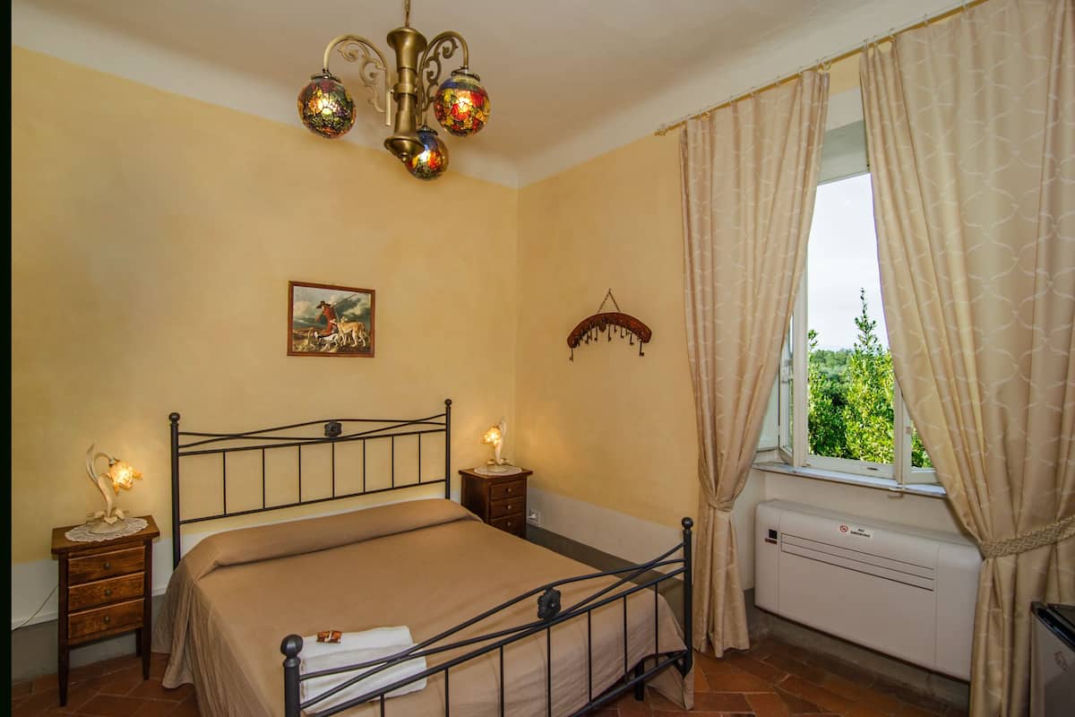 Habitación estándar doble, baño privado | Edredones de plumas, escritorio, cortinas opacas