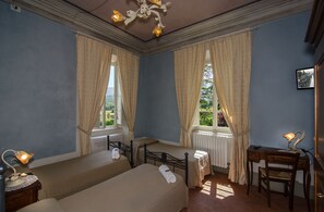 Chambre Quadruple, salle de bains privée | Couette en duvet d'oie, ameublement personnalisé, bureau