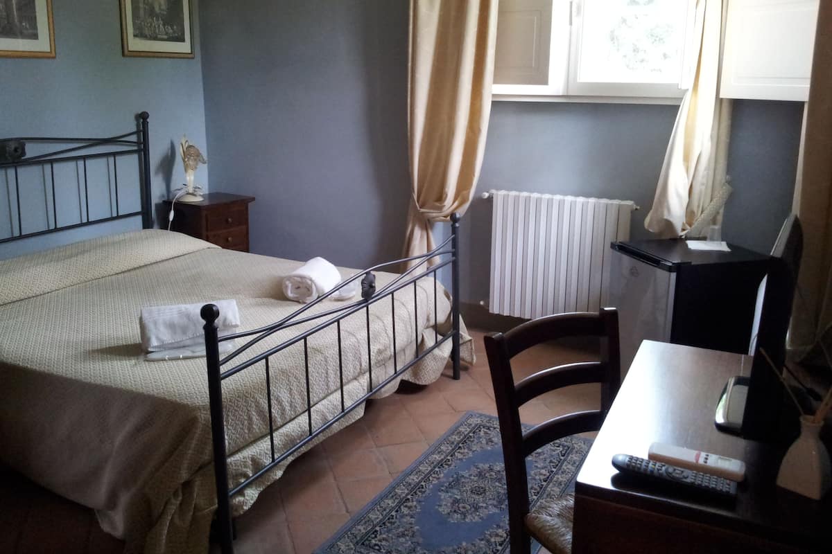 Habitación económica doble, baño privado | Edredones de plumas, escritorio, cortinas opacas