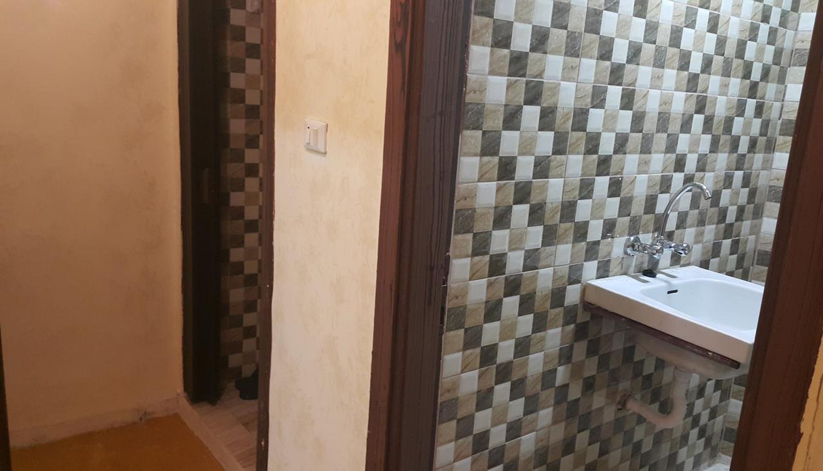 basic triple room | bathroom | towels