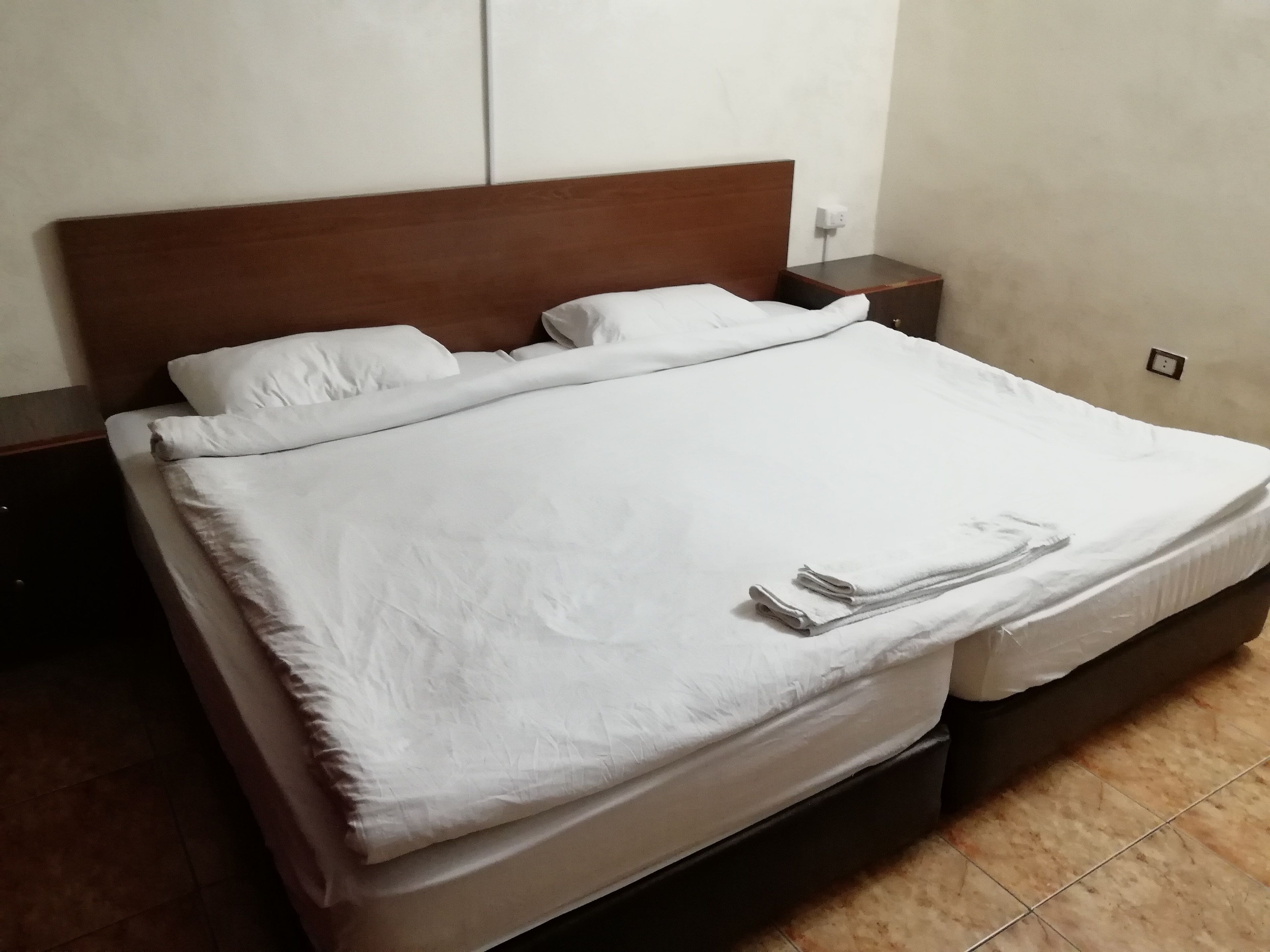 deluxe suite, 1 king bed | in-room safe, soundproofing, free wifi, wheelchair access