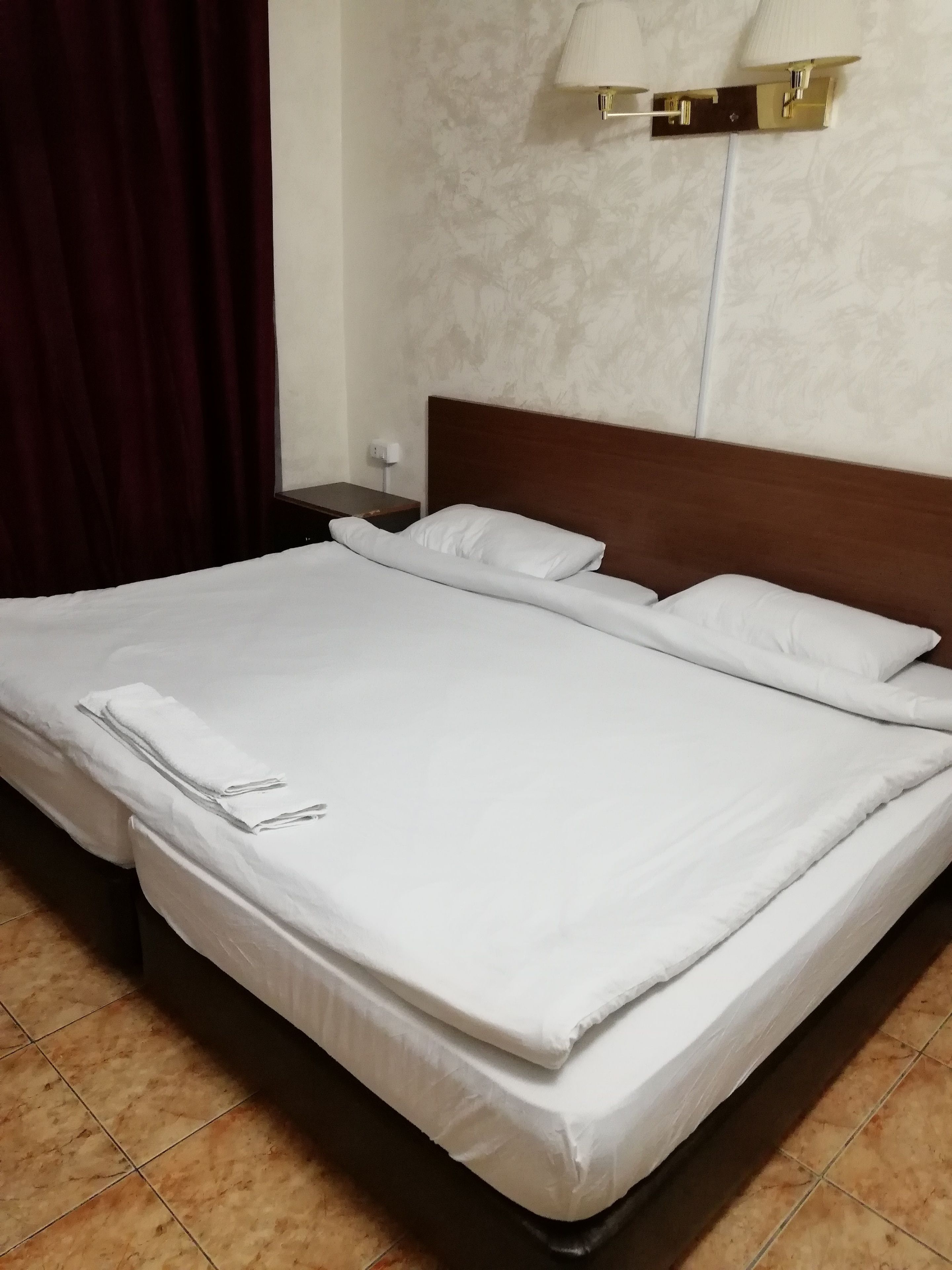 deluxe suite, 1 king bed | in-room safe, soundproofing, free wifi, wheelchair access