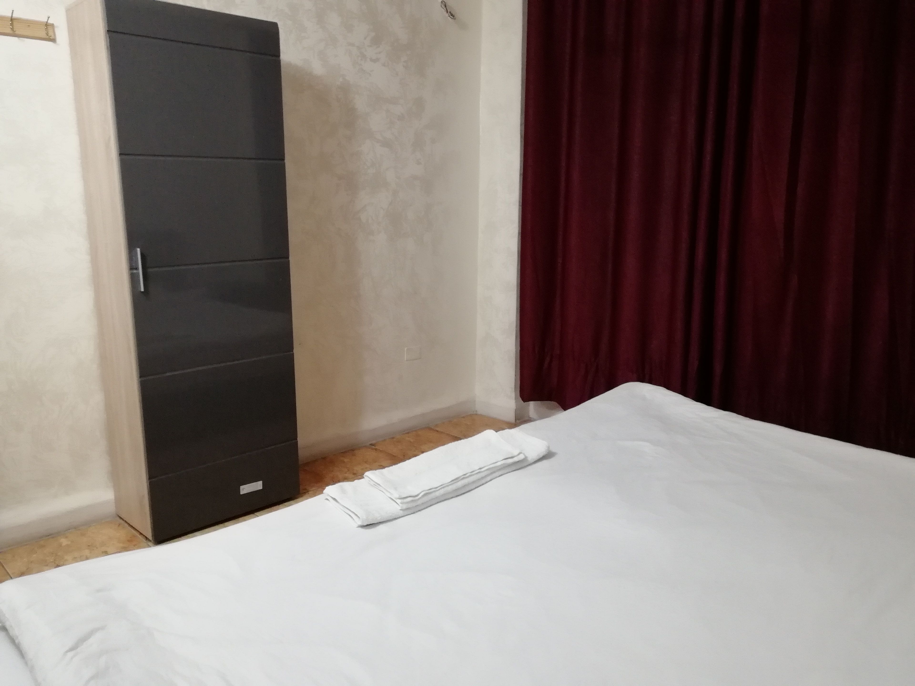deluxe suite, 1 king bed | in-room safe, soundproofing, free wifi, wheelchair access