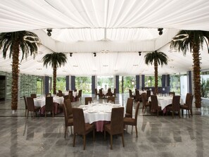 Breakfast, lunch, brunch served; garden views 
