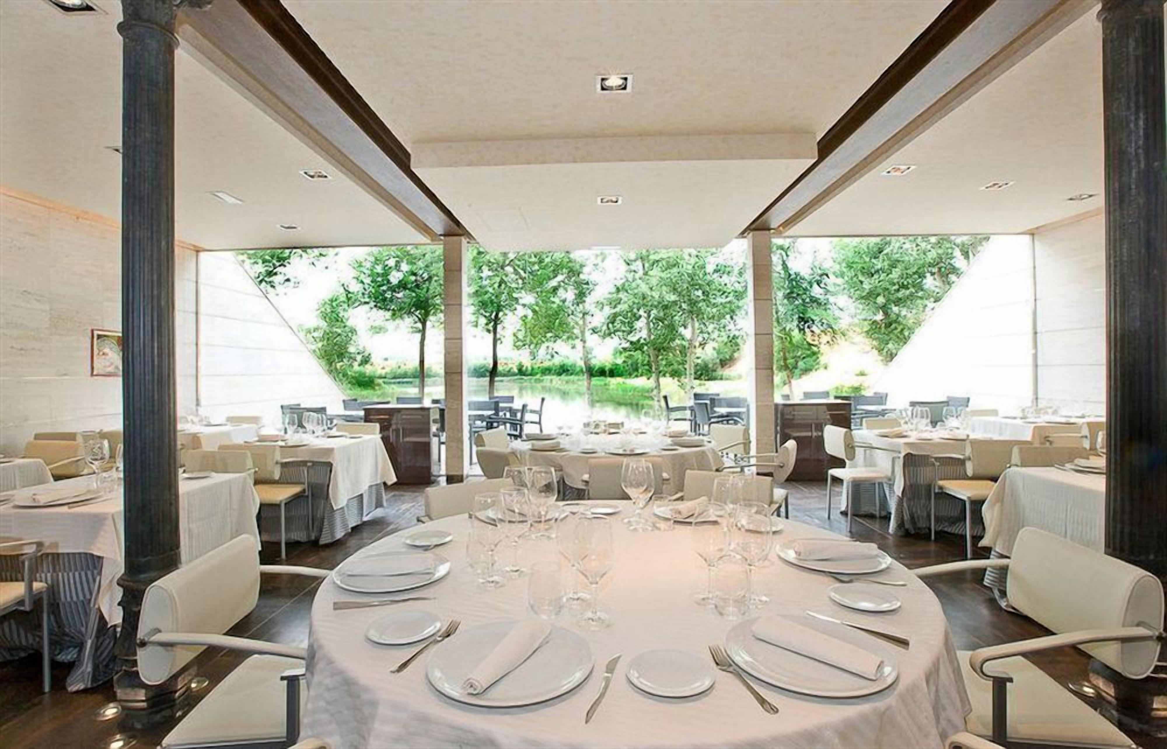 Petit déjeuner, déjeuner et brunch servis sur place, vue sur le jardin