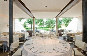 Breakfast, lunch, brunch served; garden views - Complejo La Cigüeña (Arganda del Rey)