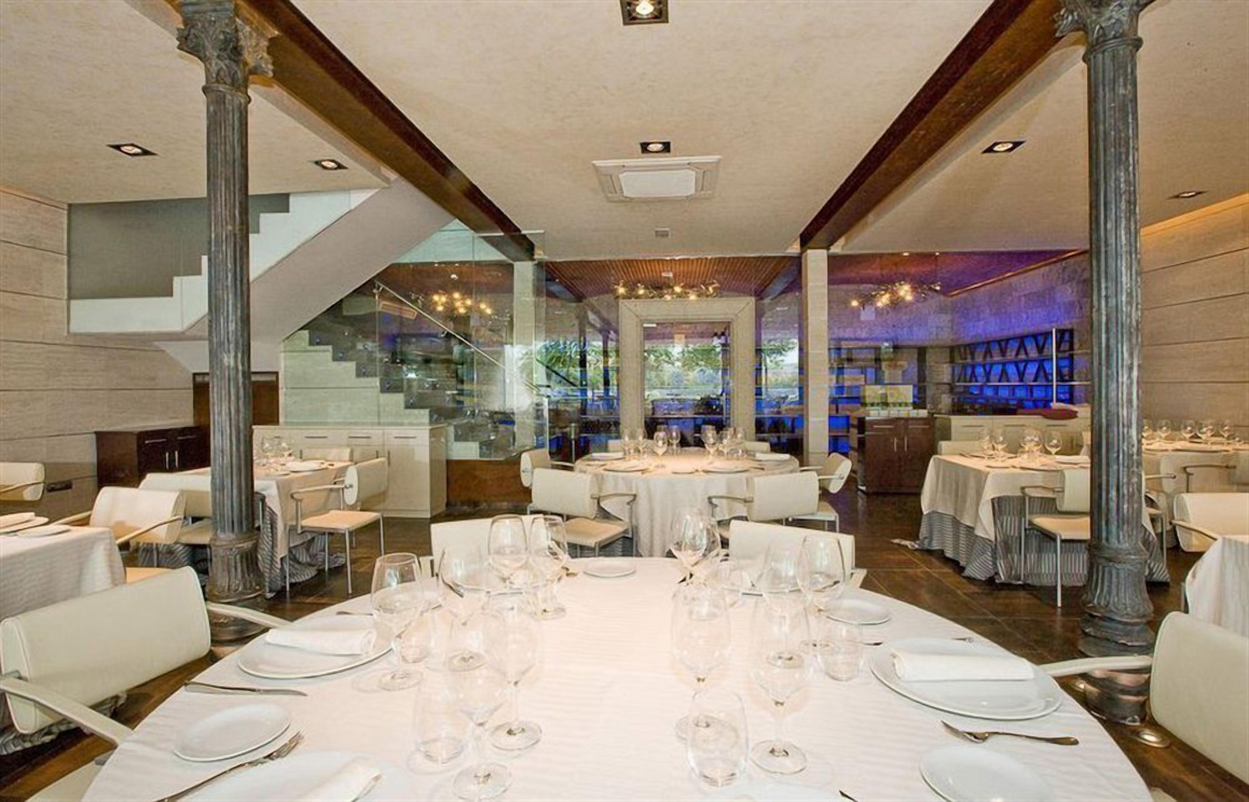 breakfast, lunch, brunch served; garden views