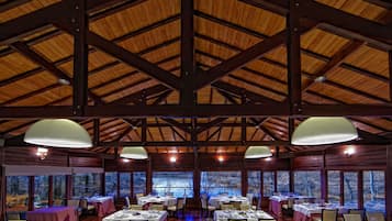 Se sirven desayunos, comidas y brunch con vista al jardín