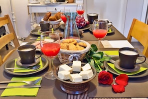 Free daily buffet breakfast