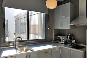 Refrigerador con freezer, microondas, placa de cocina, cafetera/tetera