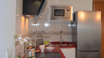 Departamento urbano, 1 habitación, cocina, en edificio contiguo | Cocina privada | Refrigerador con congelador, microondas y parrilla de estufa